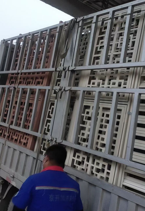 鋁單板百葉窗裝車發（fā）貨