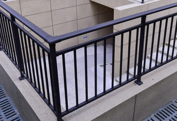 鋅鋼防護（hù）欄.jpg