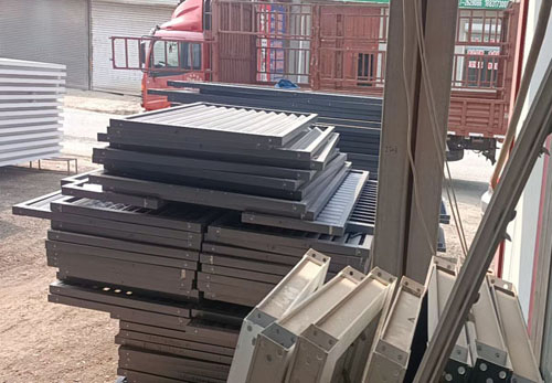 金屬百葉窗裝車發貨現場