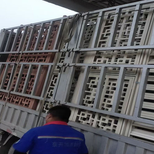 鋁單板百（bǎi）葉窗裝車發貨