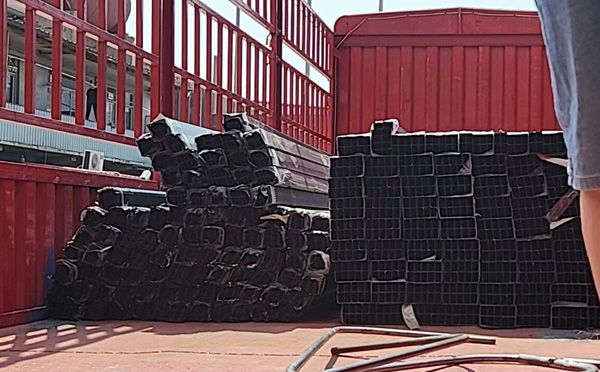 百葉窗鋁型材（cái）裝車中